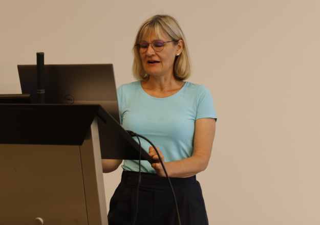 Juroren Iris Wolf bei ihrer Laudatio