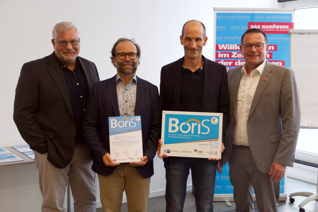 Zum ersten Mal wurde das Bergstraen-Gymnasium Hemsbach mit dem BoriS-Berufswahl-SIEGEL rezertifiziert. Darber freuten sich (von links): der Leiter des BoriS-Projektbros, Alexander Urban, der stellvertretende Schulleiter, Bjrn Seilheimer, der Projektansprechpartner in der Schule, Michael Bausewein, und Klaus Hofmann, Prsident der Handwerkskammer Mannheim Rhein-Neckar-Odenwald.
