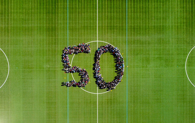 Sch�lerinnen, Sch�ler und Lehrkr�fte formen eine 50 zum Anlass des 50-j�hrigen Jubil�ums.